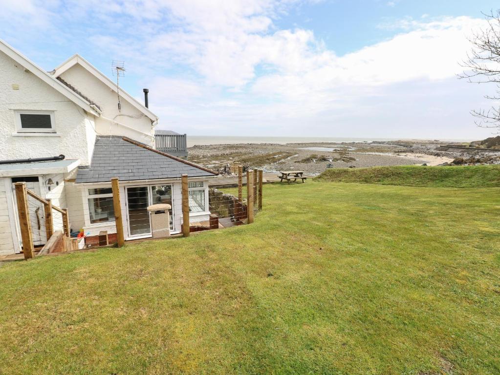 2 Salt Cottage room 1