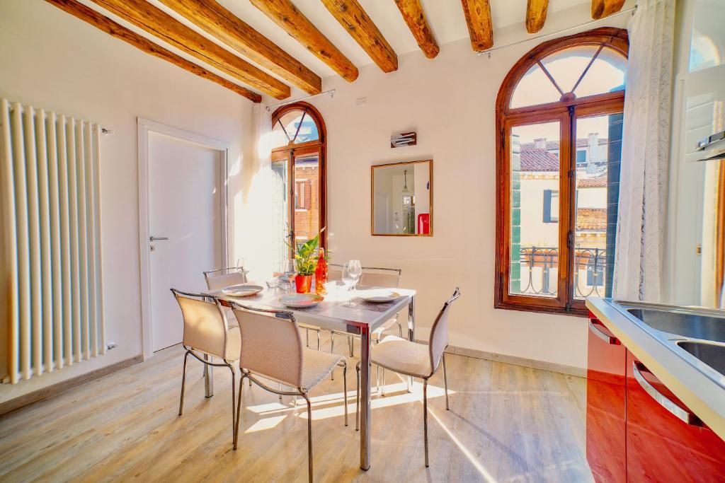 Amorucci House room 2