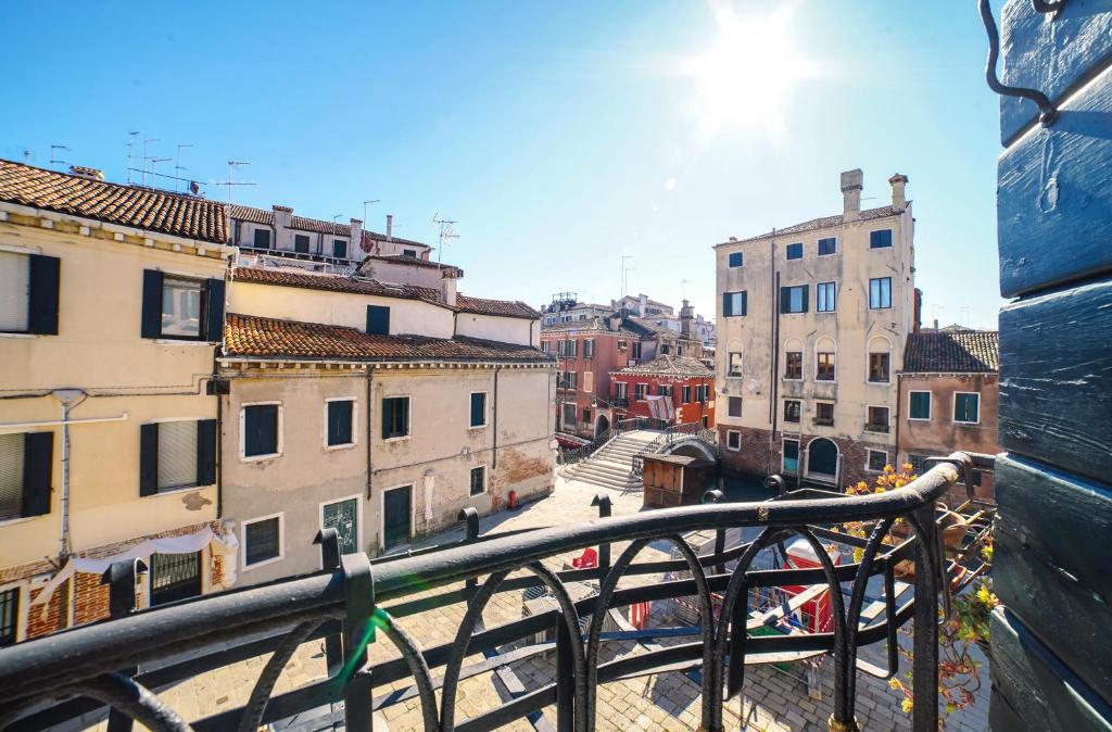 Amorucci House room 5