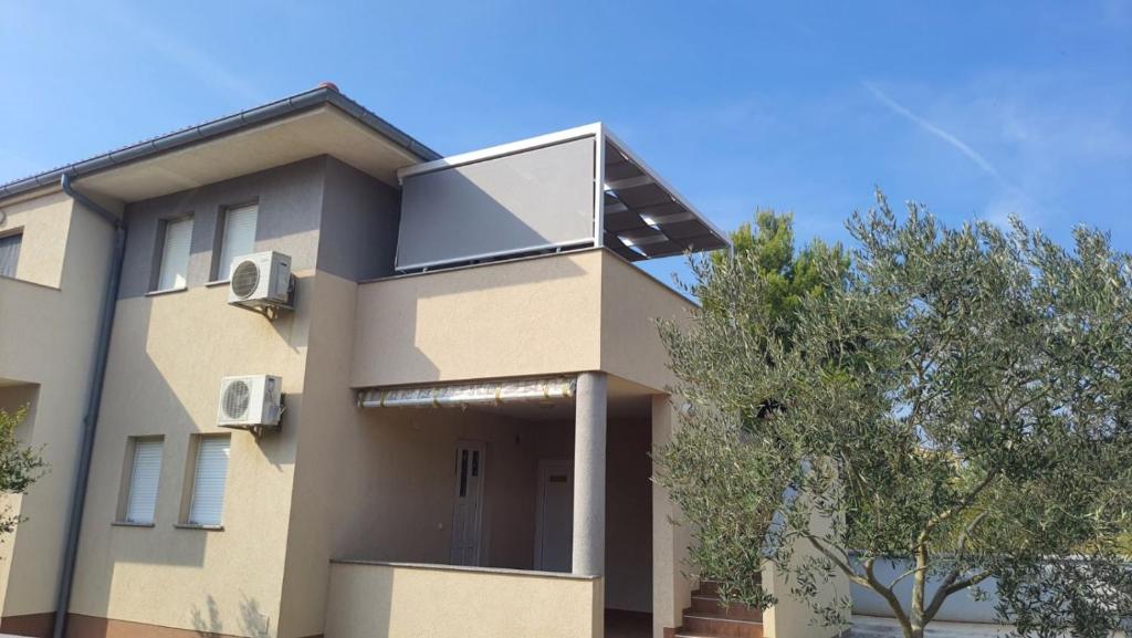 Apartment Dundo in quiet green area room 1