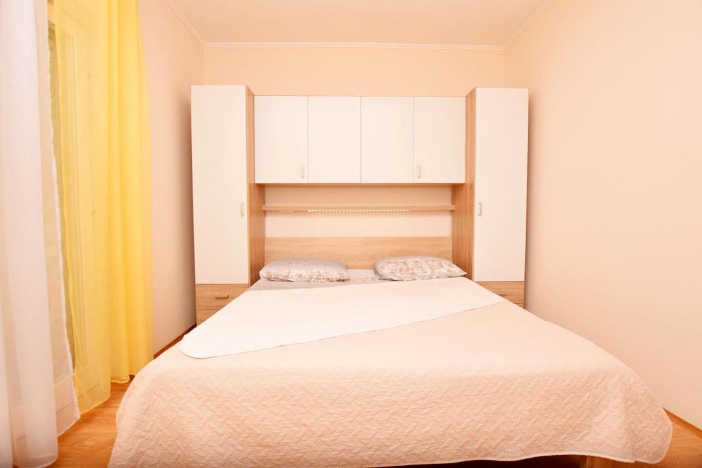 Apartment Ivan Vrsi room 5