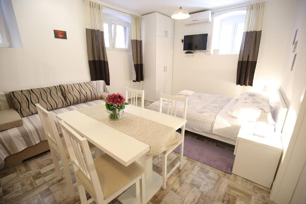 Studio Apartment Laura room 1