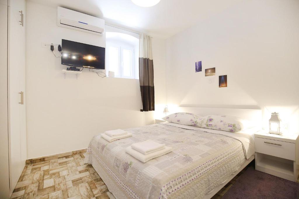 Studio Apartment Laura room 2