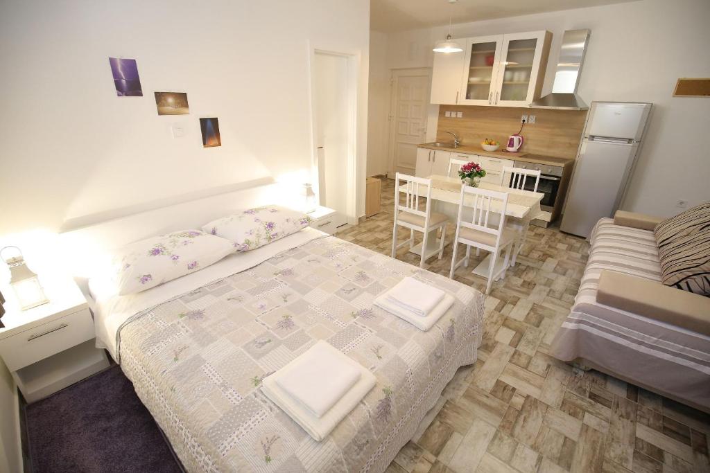 Studio Apartment Laura room 3