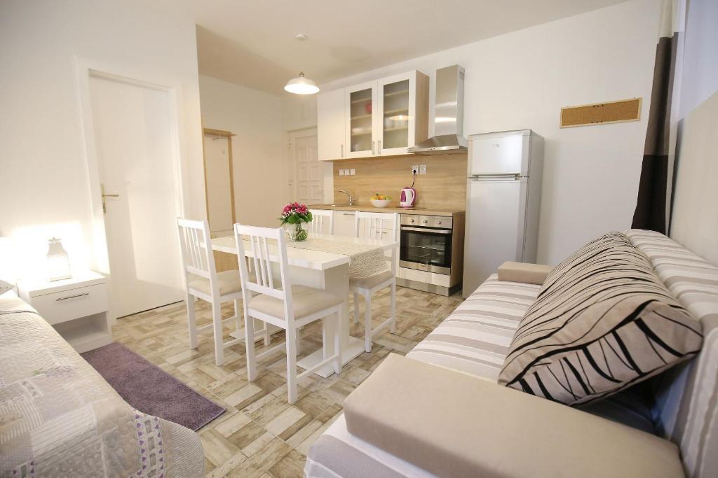 Studio Apartment Laura room 4