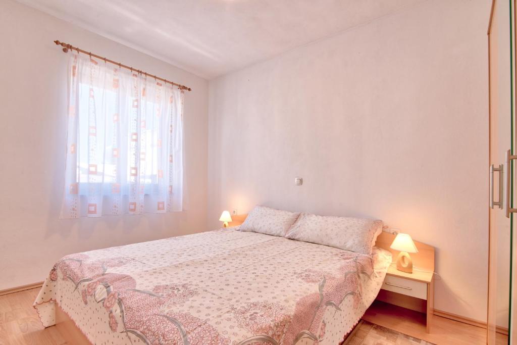 Apartment Maja Štinjan room 2