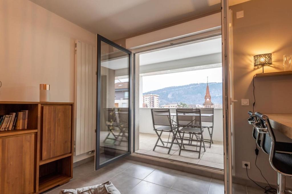 Apartment with balcony near downtown room 1