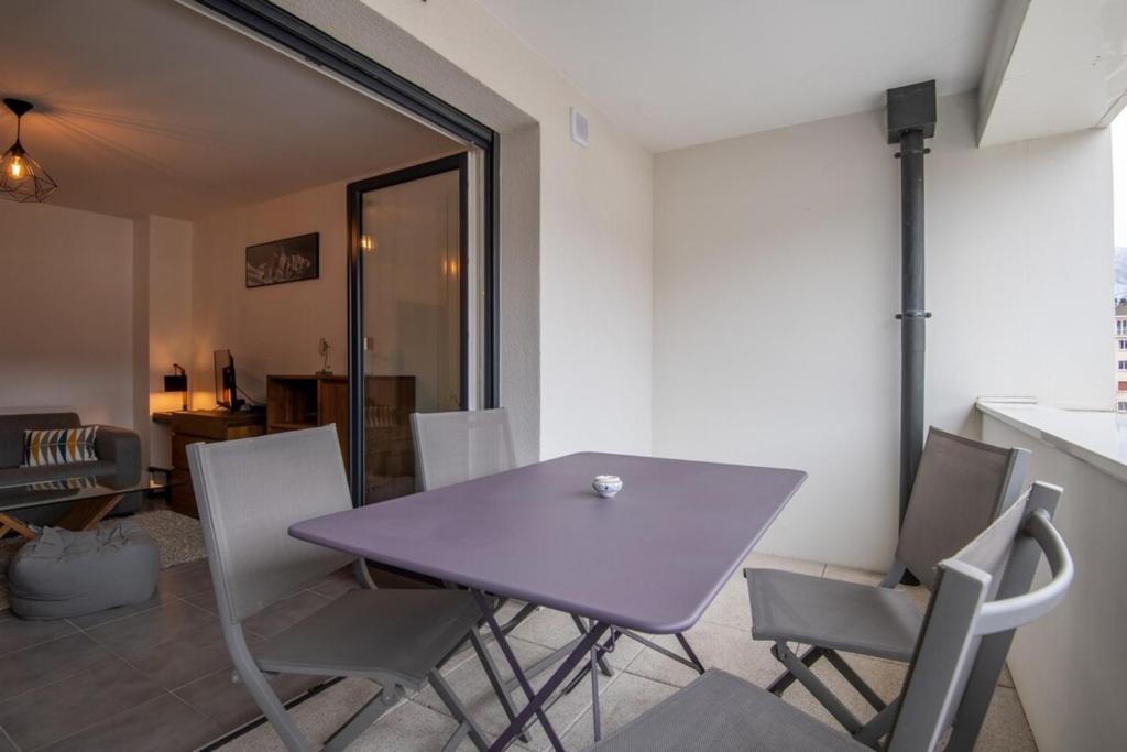 Apartment with balcony near downtown room 2