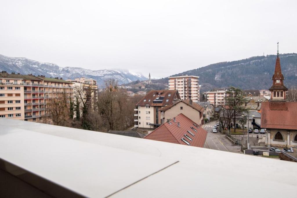 Apartment with balcony near downtown room 3