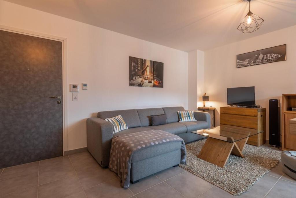Apartment with balcony near downtown room 4
