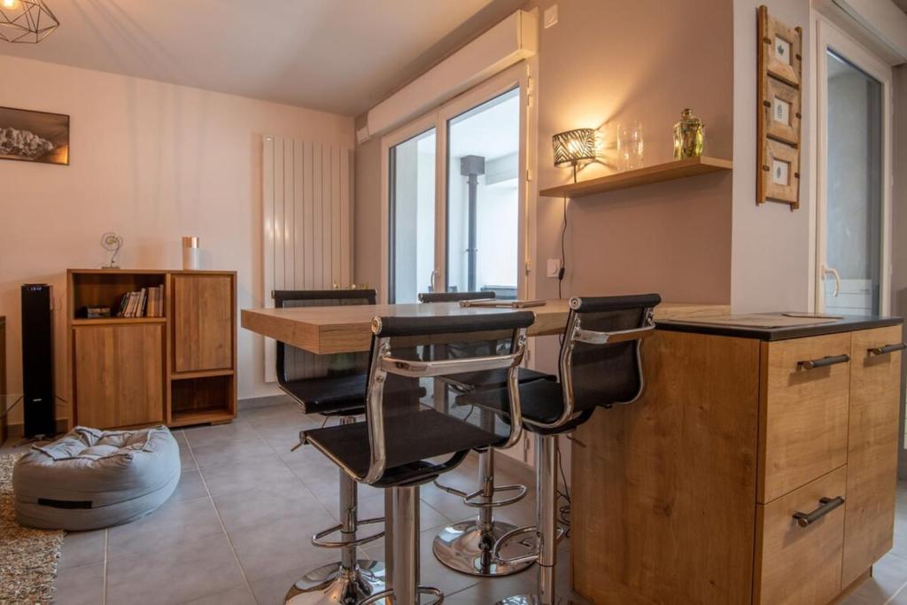 Apartment with balcony near downtown room 5