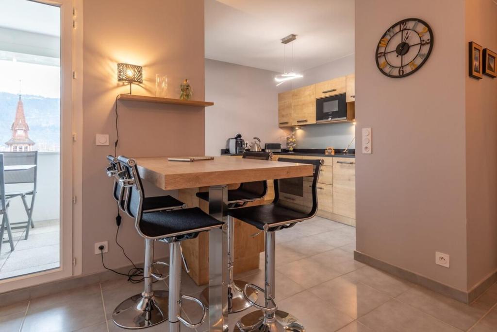 Apartment with balcony near downtown room 6