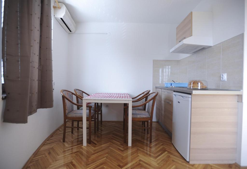 Apartments Deli room 6