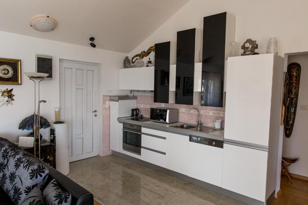Luxury Beachfront Apartments Matista room 2