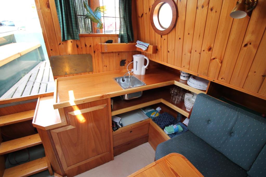 Boat and Breakfast room 6