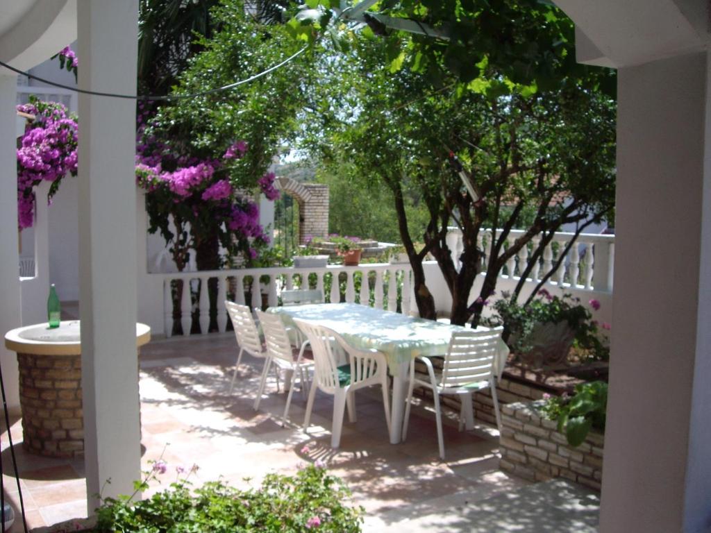 Bozo Alviz Raslina room 2