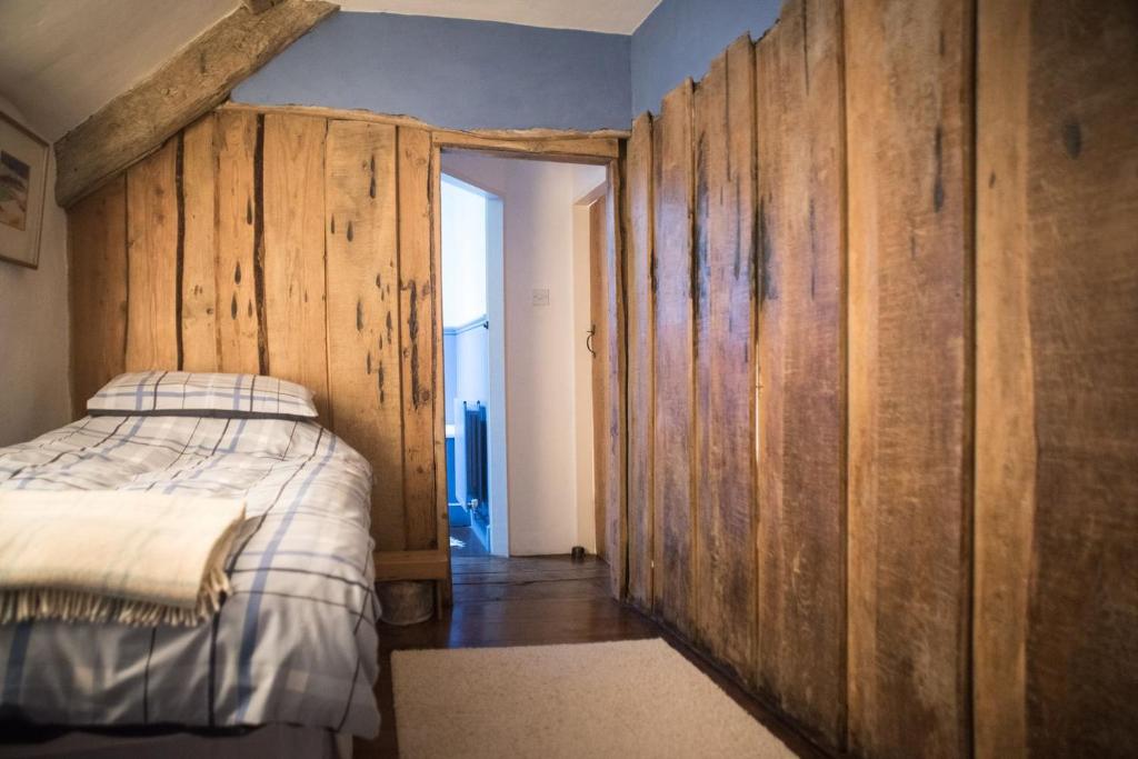 Bwthyn Mair room 2