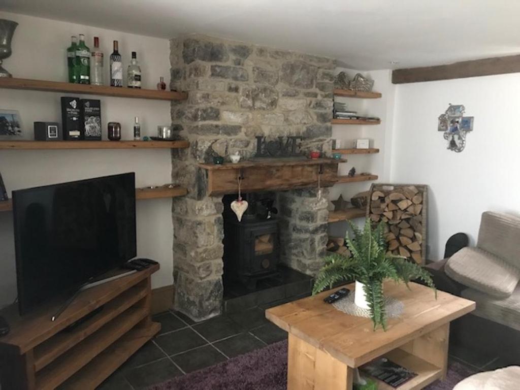 Cavedale Cottage room 2