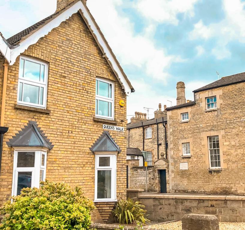 Central Stamford Townhouse With Parking room 1