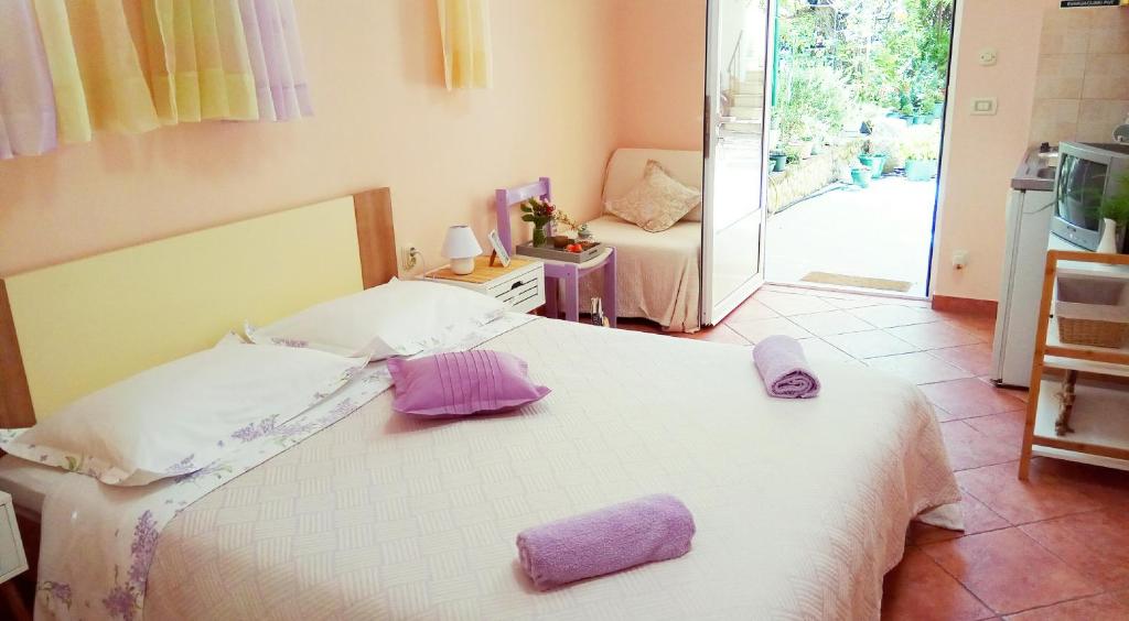 A charming oasis in the city center room 3