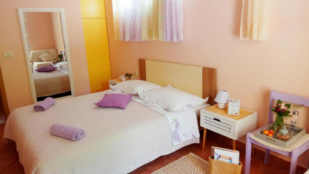 A charming oasis in the city center room 5