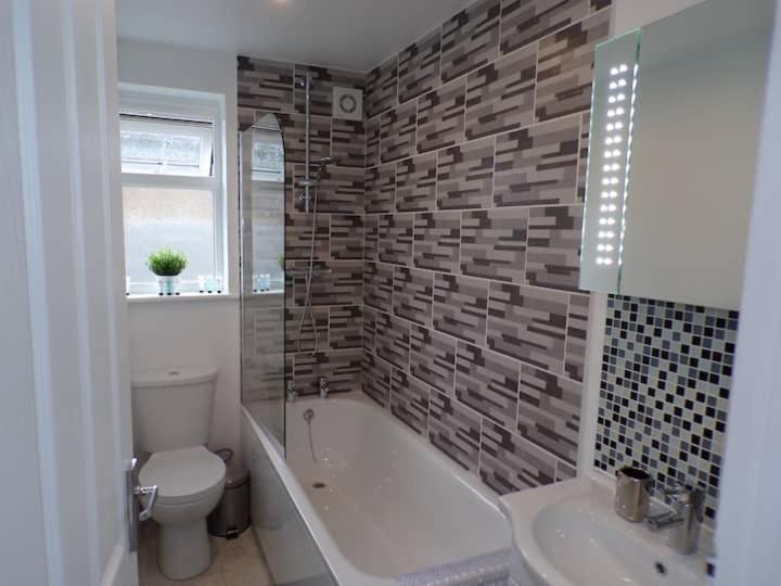 City Beach AirBnB Southend on Sea room 5