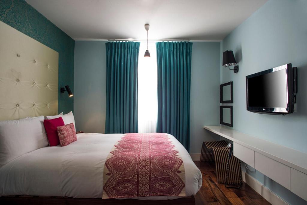City Suites room 1