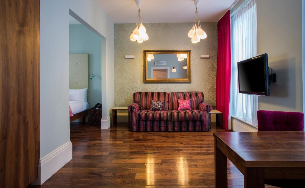 City Suites room 3