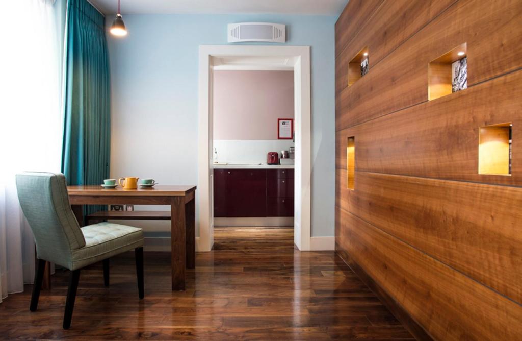 City Suites room 4