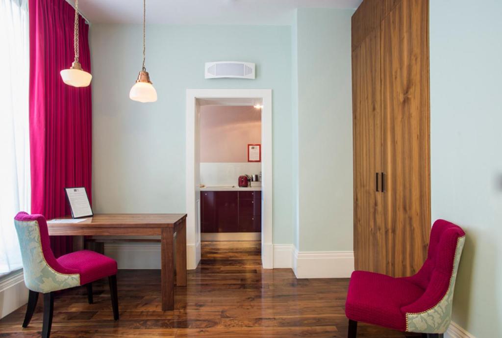City Suites room 6