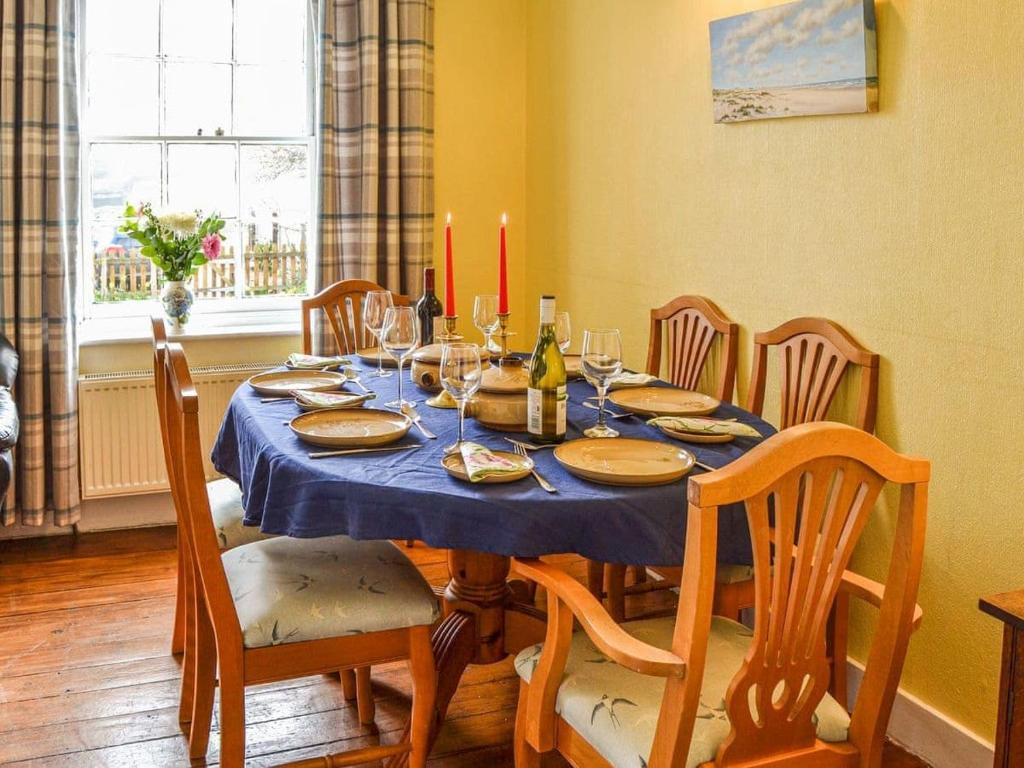 Coastguard Cottage room 3