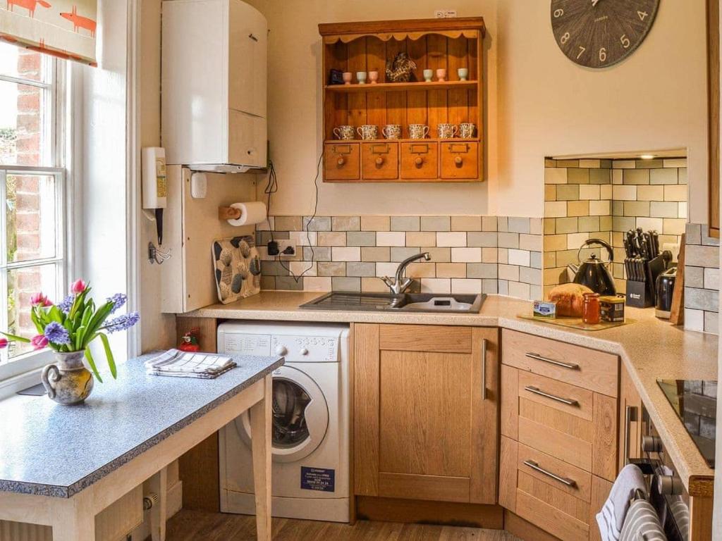 Coastguard Cottage room 4