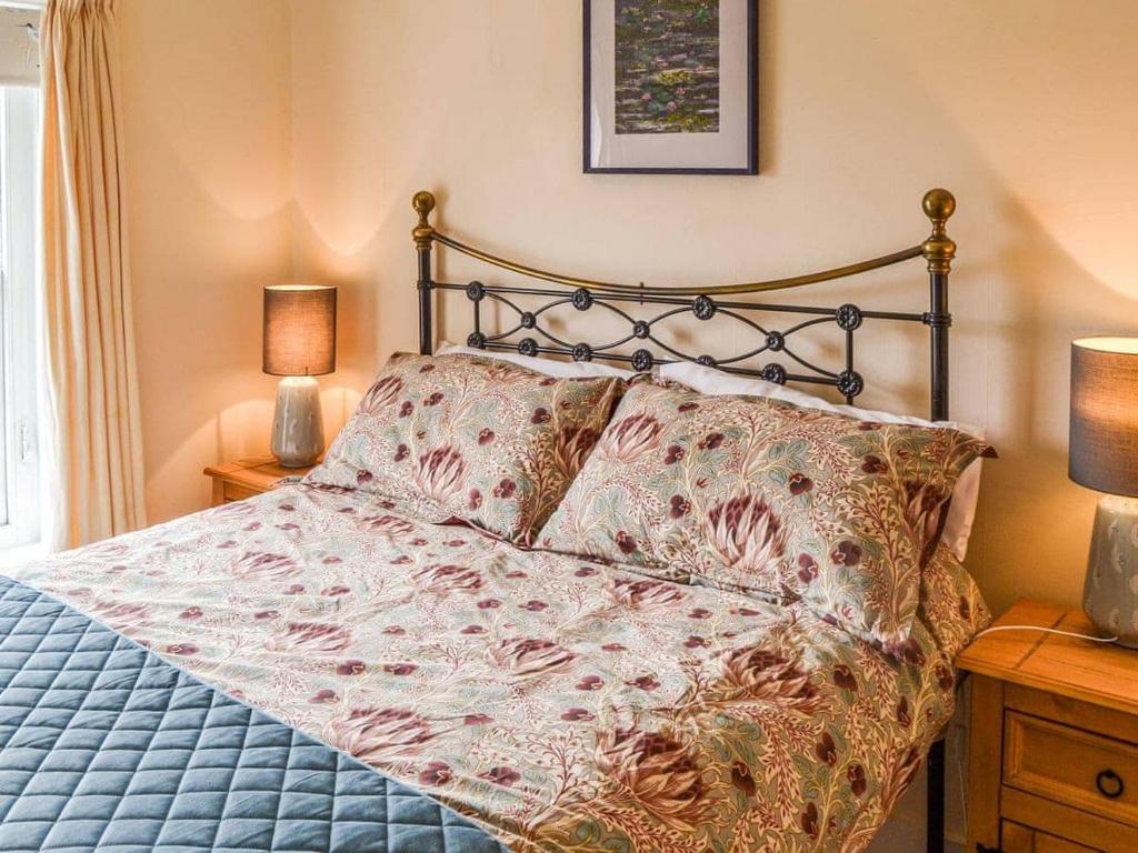 Coastguard Cottage room 6