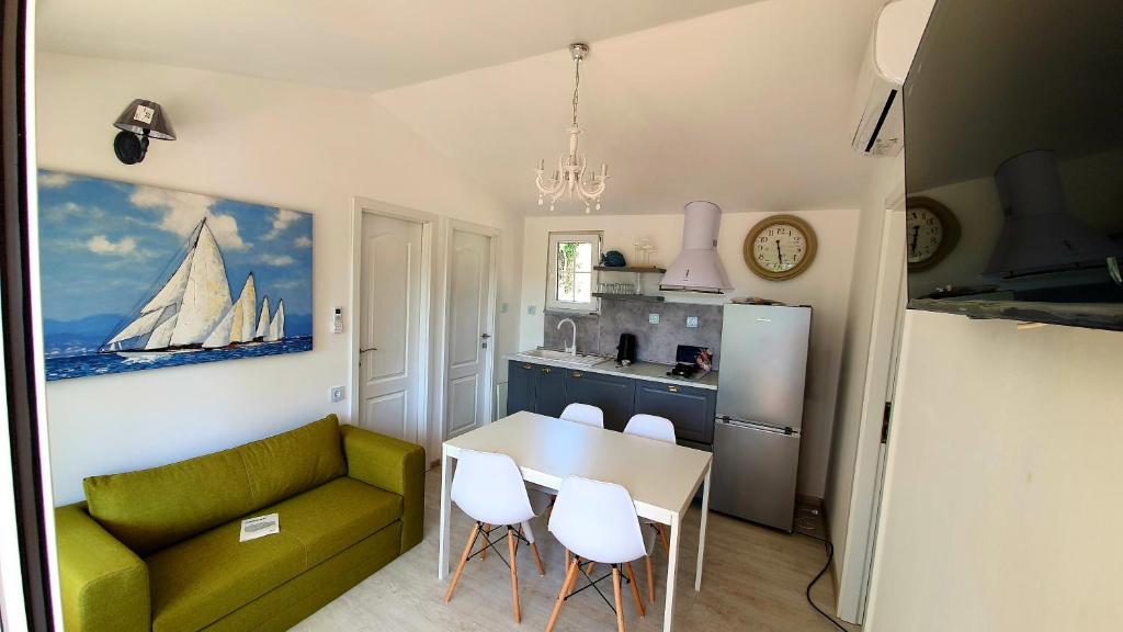 Dalmatian tiny houses room 4