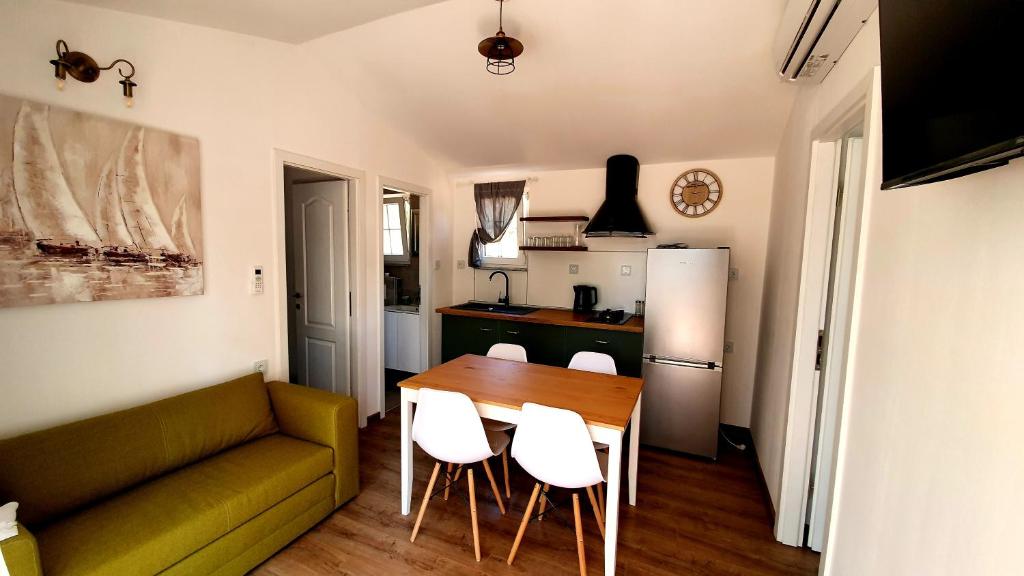 Dalmatian tiny houses room 6