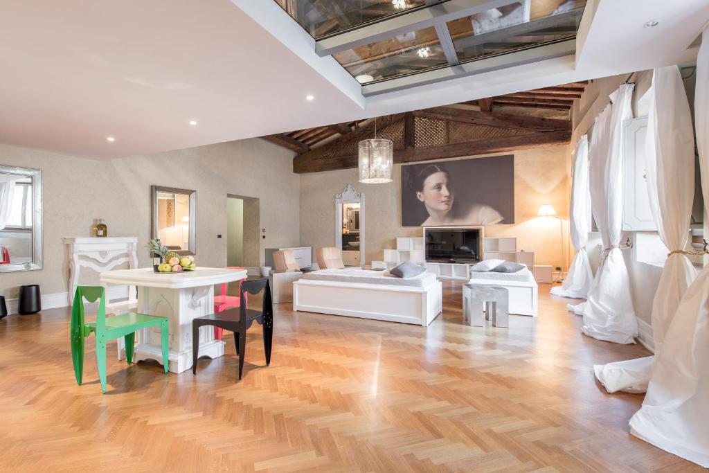 Duomo Luxury Loft room 4