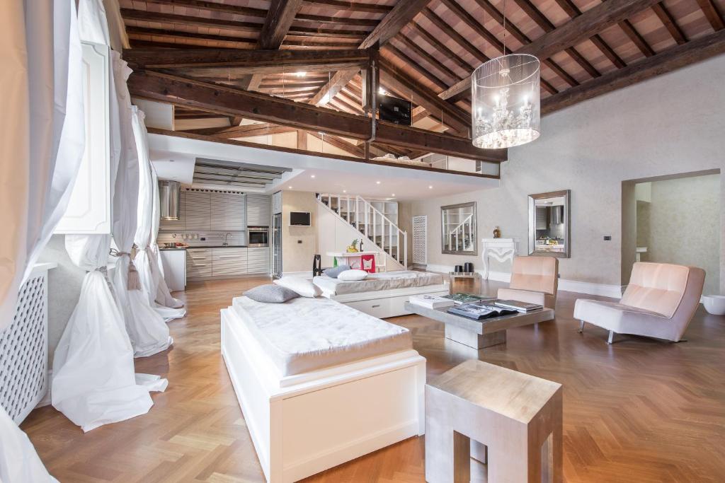 Duomo Luxury Loft room 5