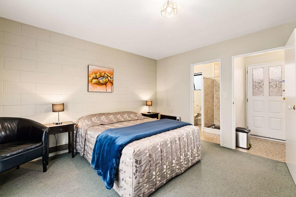 Econo Lodge Canterbury Court Motel room 2