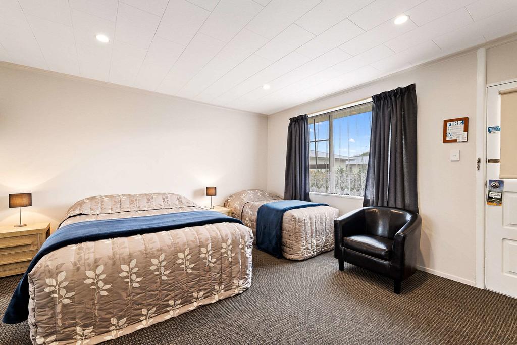 Econo Lodge Canterbury Court Motel room 3