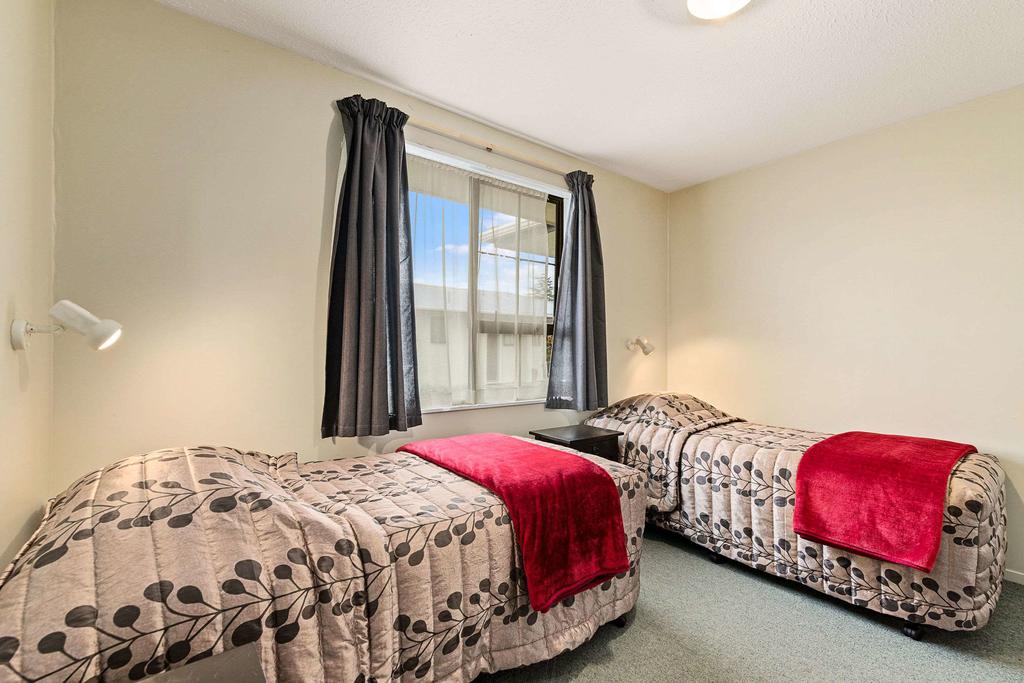 Econo Lodge Canterbury Court Motel room 4