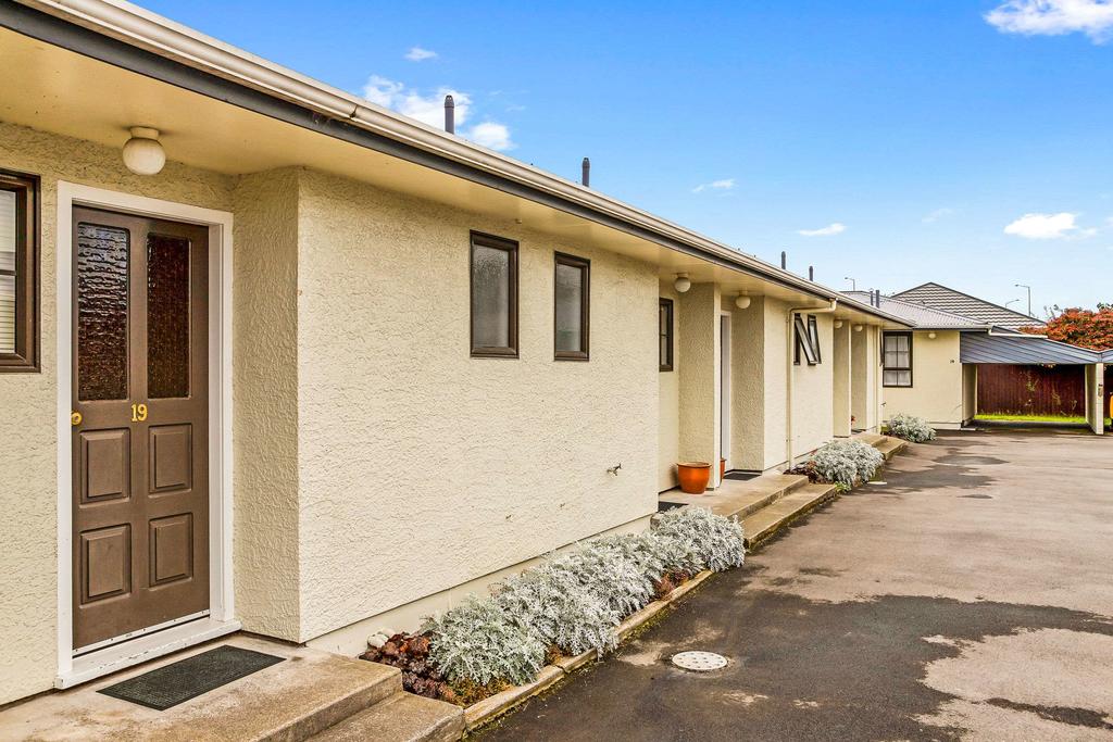 Econo Lodge Canterbury Court Motel room 5