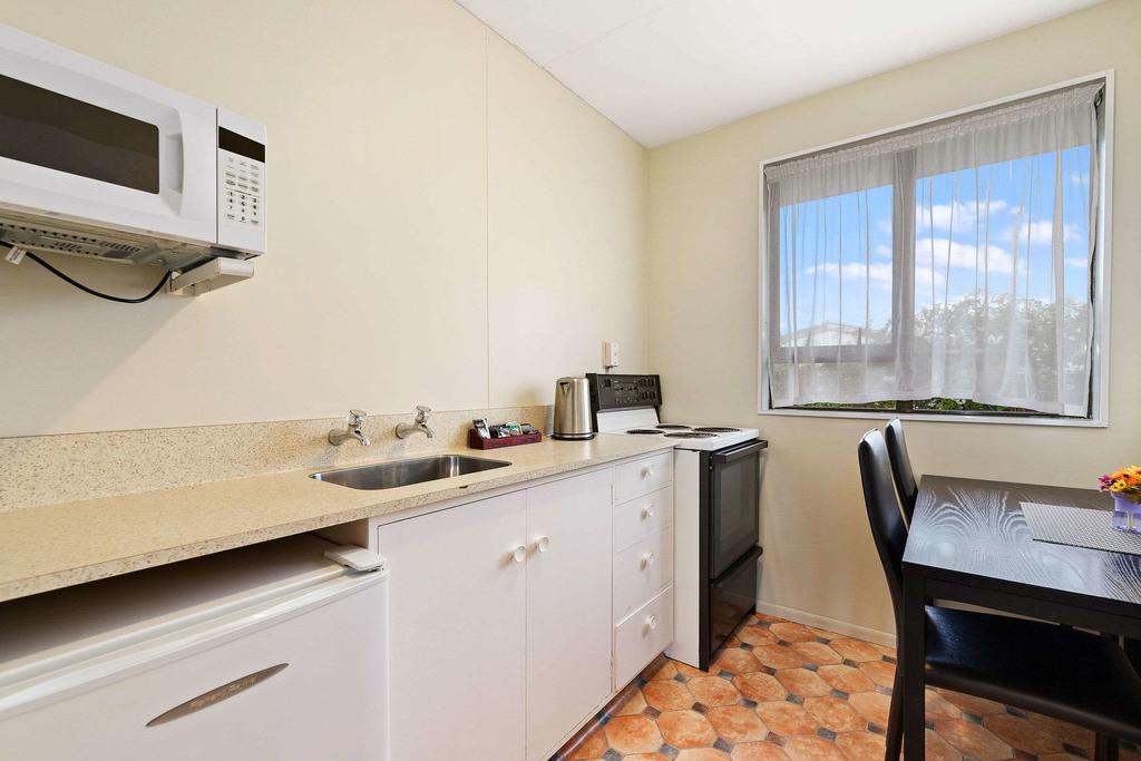 Econo Lodge Canterbury Court Motel room 6