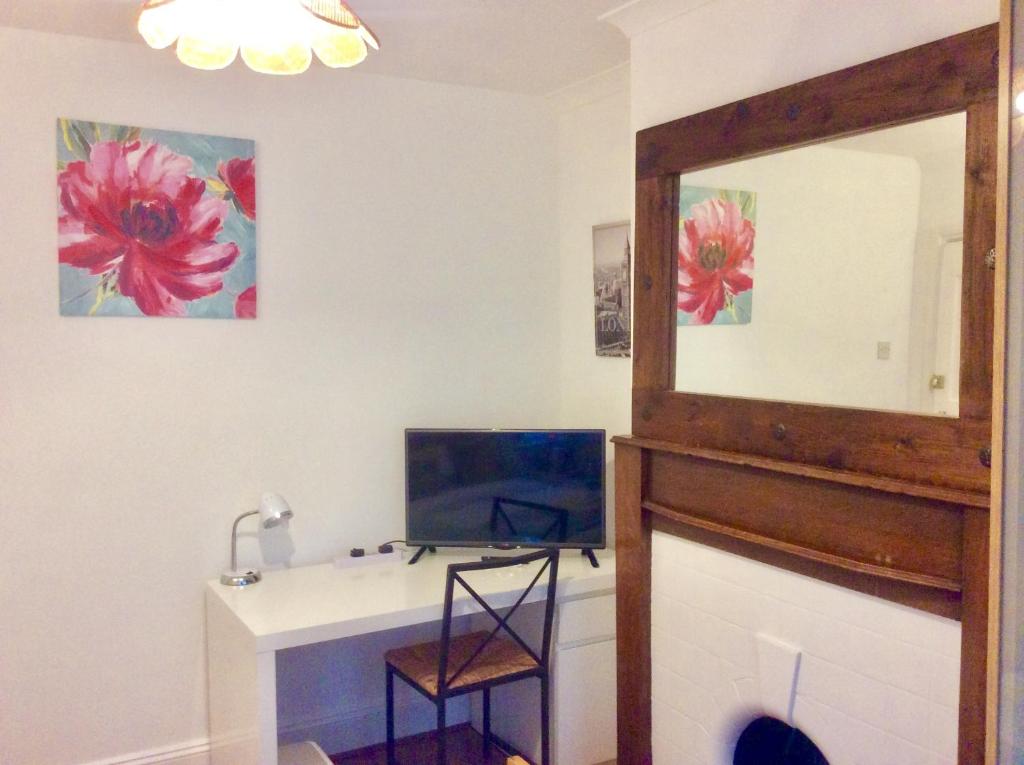 Gateway House room 6
