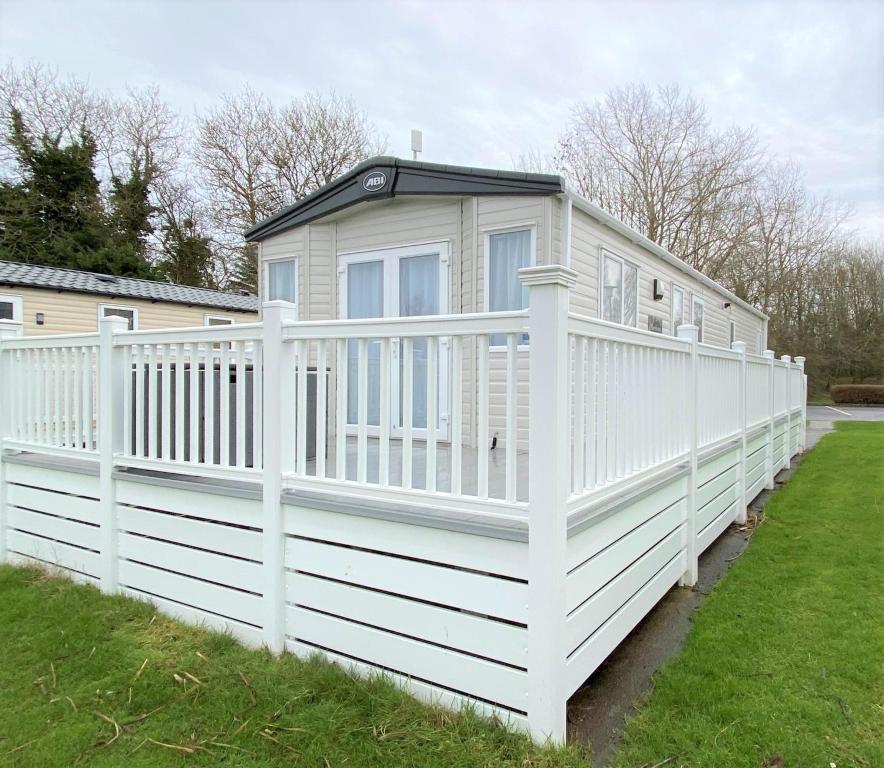 Goosewing Lakeside Lodge room 1