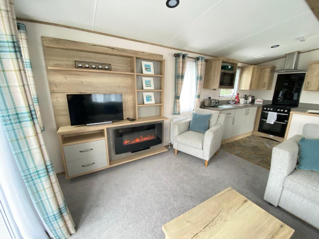 Goosewing Lakeside Lodge room 2