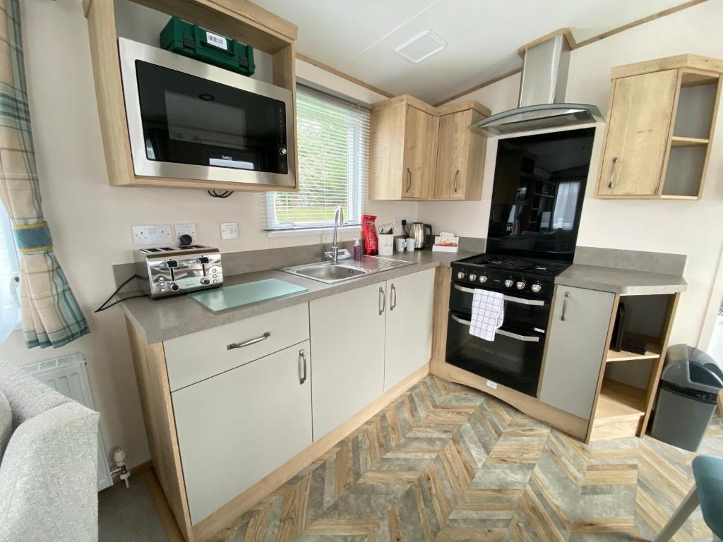 Goosewing Lakeside Lodge room 4