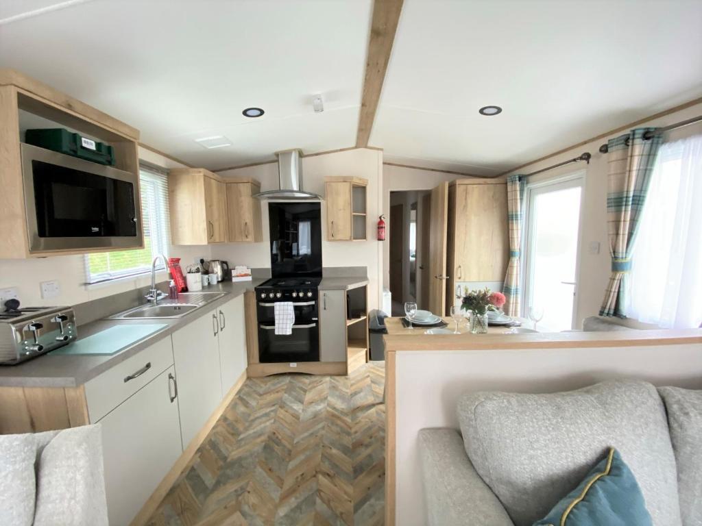 Goosewing Lakeside Lodge room 5