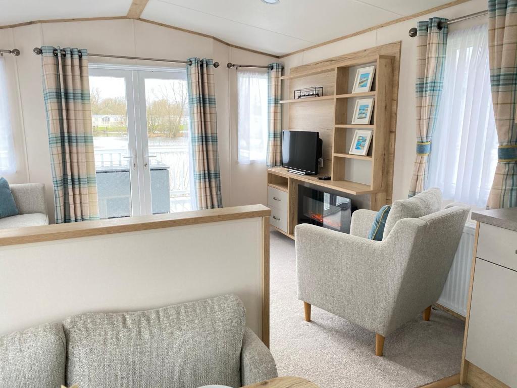 Goosewing Lakeside Lodge room 6