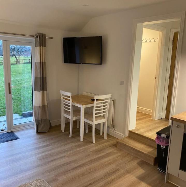 Haven Oaks - Self contained rural lodge 2 room 4
