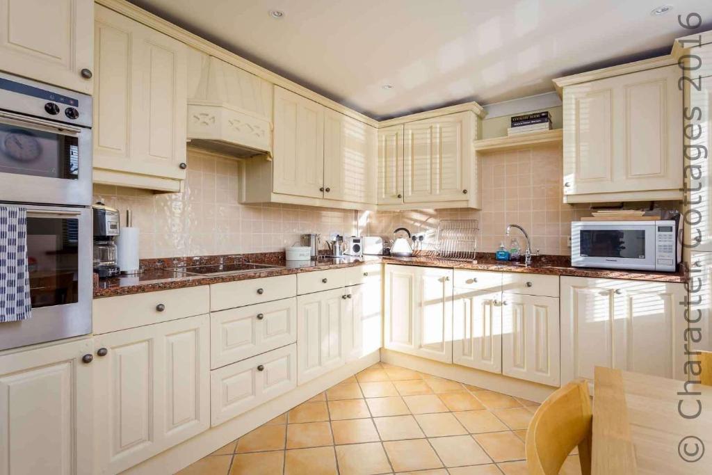 Headford Cottage room 5